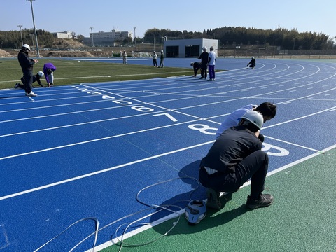 トラック内の「9」と書かれた部分の検査が行われている様子とそれぞれの場所のチェックが行われている写真