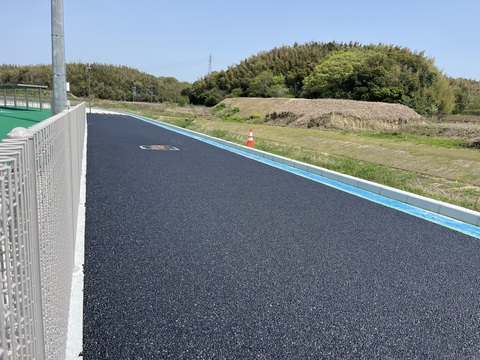 端に水色のラインが引かれ、外構部分の舗装工事がされた写真
