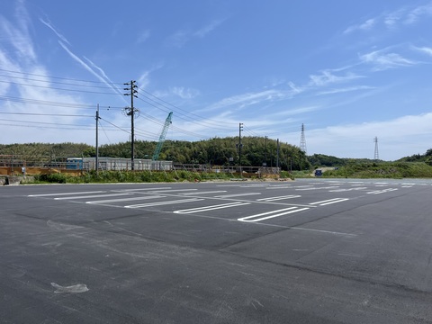 広々ととした駐車場部分に白い線が引かれ舗装工事がされた駐車場の写真