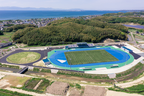 完成した交流広場と陸上競技場を上空から撮影した写真