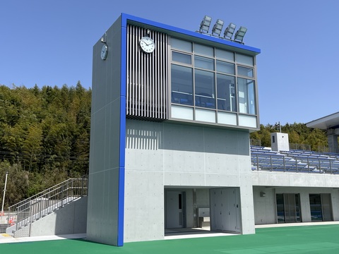 左上に時計が設置され、観覧スタンド左横にある写真判定室棟の写真