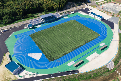 完成した陸上競技場を上空から撮影した写真