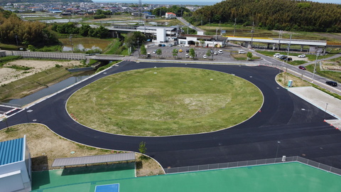 完成した円形で人工芝の交流広場を上空から撮影した写真