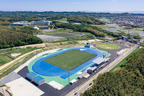 完成した陸上競技場と周辺を上空から撮影した写真