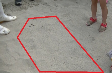 砂浜の一部分に細かい凹凸の跡が残っており、その跡の箇所を赤く囲っている写真