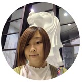 マーライオンを背景に撮影されたシェンさんの写真