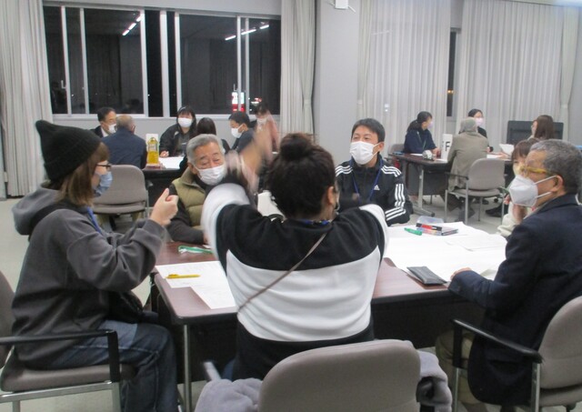 グループごとに分かれて話し合いをしている様子の写真