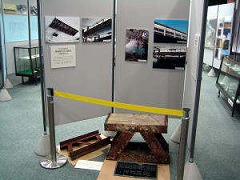赤さびのように変色をした鉄骨の一部や写真などが展示されている写真
