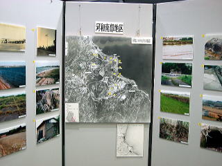 当時の航空地図や、当時・現在の写真が多数展示されているパネルの写真