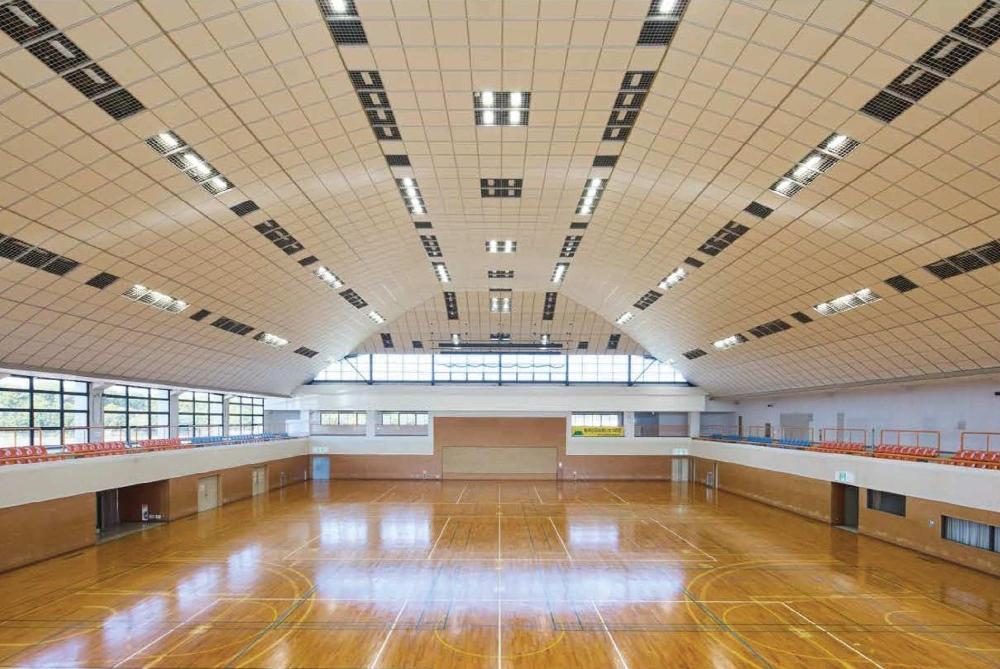 天井が高く広々としたアリーナ内で、バレーボールのコートが3面作られ、スポーツを行っているメインアリーナの写真