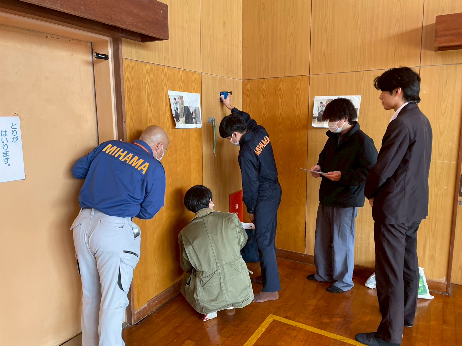 想定をもとに被災住宅の被害認定を行う美浜町職員