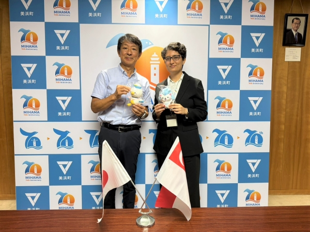 新たな国際交流員のジョティさんが町長に着任のあいさつをし、2人で並んで写っている写真