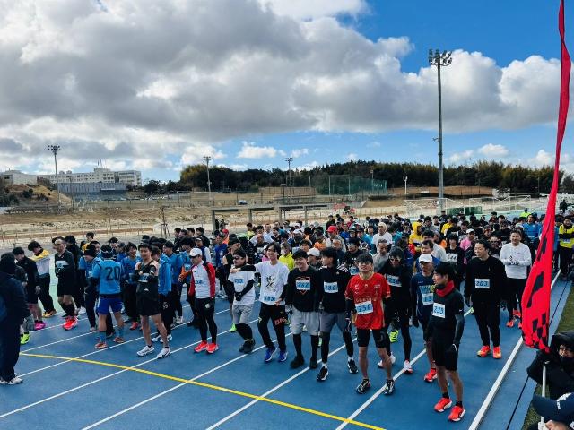 第40回美浜タウンマラソンにおいて、ランナーがスタートラインに並んでいる様子