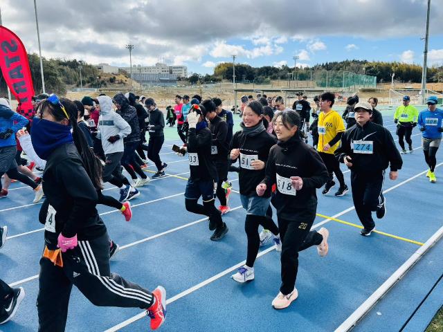 第40回美浜タウンマラソンにおいて、ランナーがスタートした場面