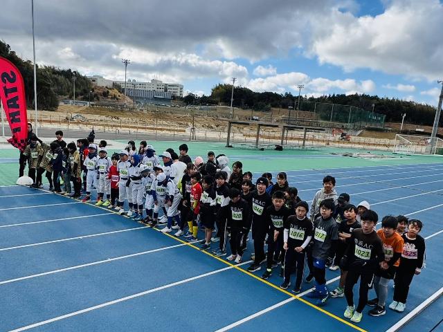 第40回美浜タウンマラソンにおいて、小学生がスタートラインに並んでいる様子