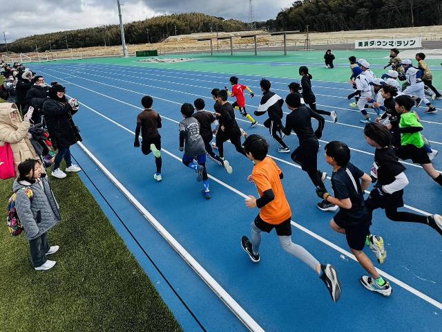 第40回美浜タウンマラソンにおいて、小学生が走っている様子