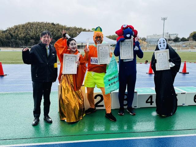 第40回美浜タウンマラソンにおける、仮装ランの部受賞者と町長の様子