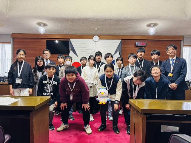 美浜町制70周年記念「美浜子ども議会」の参加者による集合写真