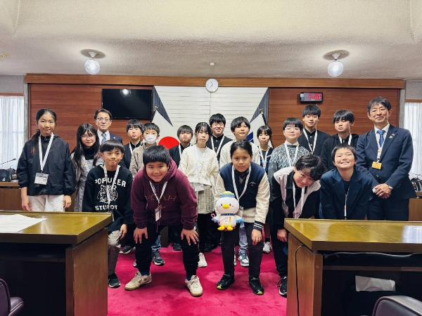 美浜町制70周年記念「美浜子ども議会」の参加者による集合写真