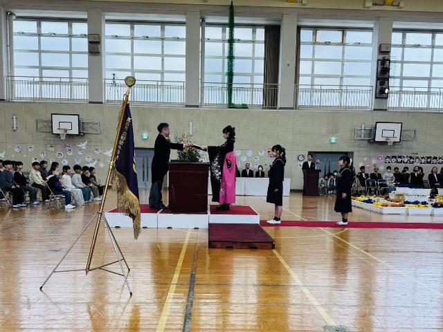 野間小学校卒業式において、卒業証書授与を行っている様子。