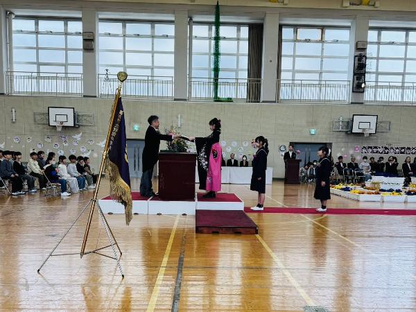 野間小学校卒業式において、卒業証書授与を行っている様子。