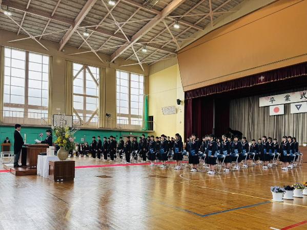 野間中学校の卒業式で卒業生が答辞を読む様子