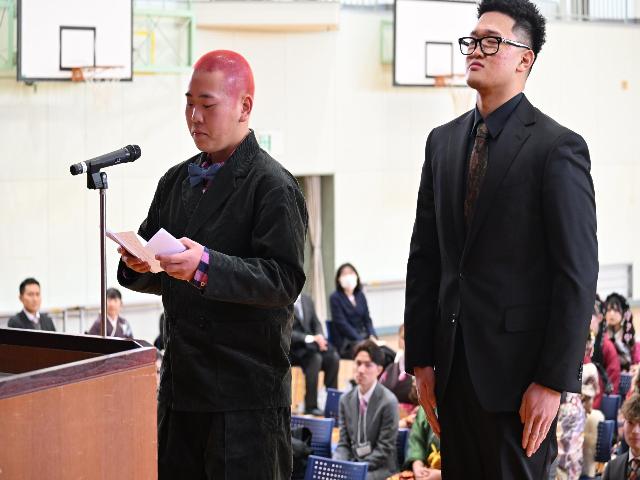 令和8年美浜町二十歳のつどいにおける、「誓いのことば」を述べる代表者2名の様子