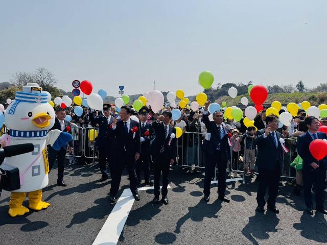 一般国道247号線常滑美浜バイパス開通記念式典において、来賓と観客がバルーンリリースの控え、風船を持っている様子