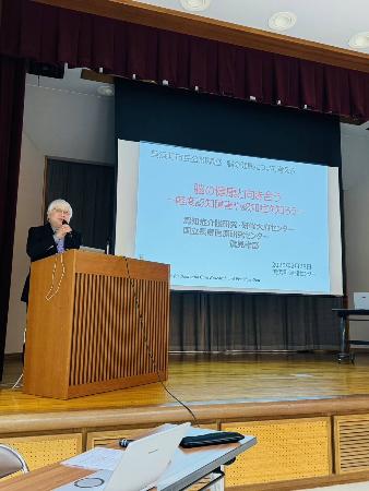 町民公開講座「脳の健康について考える」に登壇した鷲見幸彦氏が話している様子