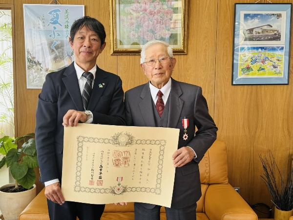 冨谷さんが旭日単光賞を受賞されたご報告に来庁された様子