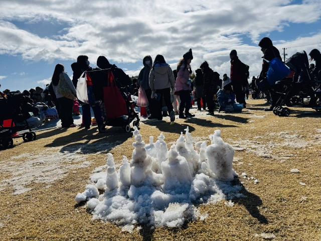 みはま雪フェスにおいて、雪でろうそくをかたどったものが並んでいる様子