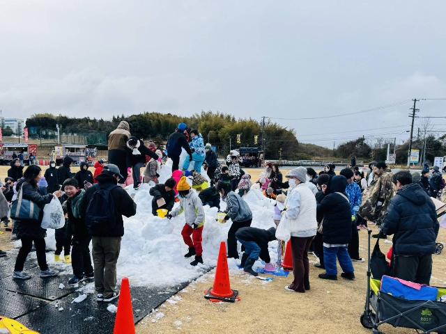 みはま雪フェスにおいて、雪あそびスペースにて子どもたちが雪で遊んでいる様子