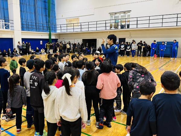 みはまスポーツフェスティバルにおいて、飯塚翔太選手が子どもたちに走り方を教えている様子