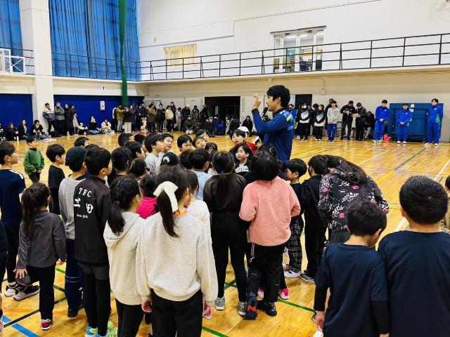 みはまスポーツフェスティバルにおいて、飯塚翔太選手が子どもたちに走り方を教えている様子