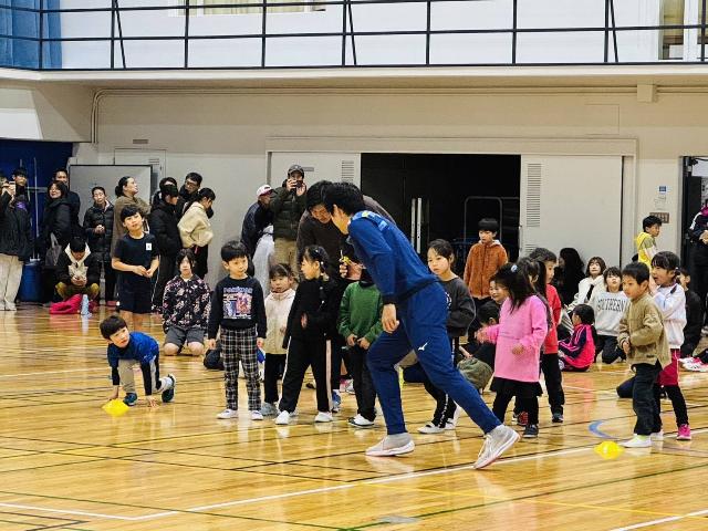 みはまスポーツフェスティバルにおいて、飯塚翔太選手が走り方を実演している様子