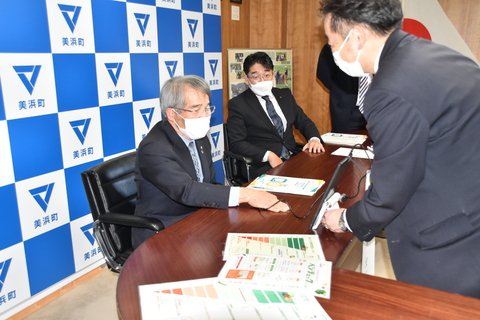 町長が手のひらを机に置きベジチェック体験中の写真