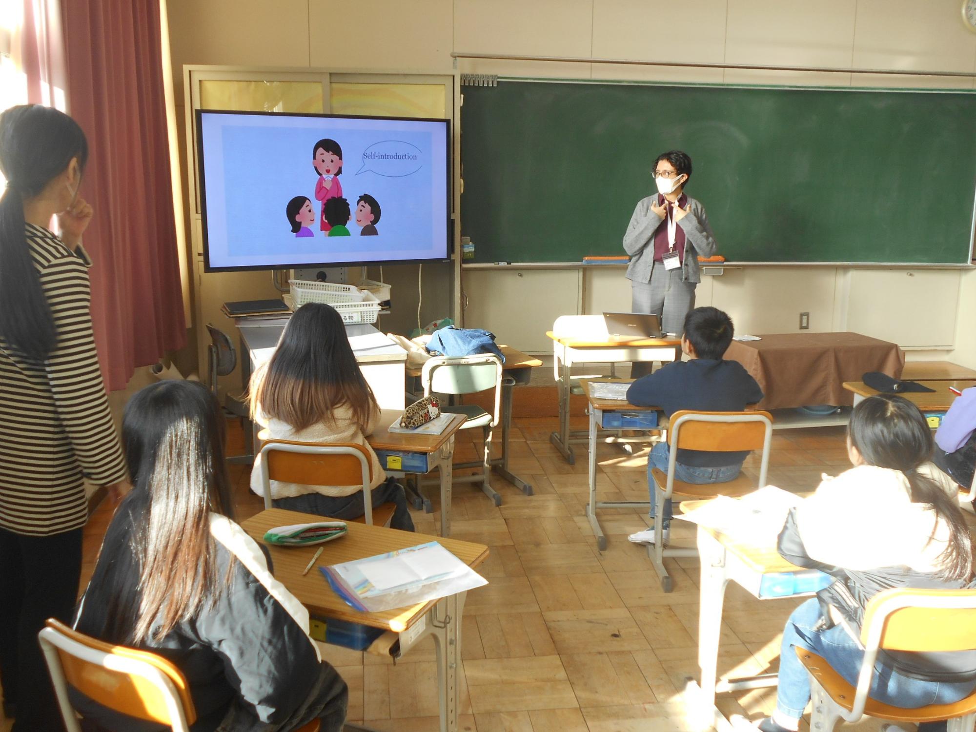 小学校で授業をしているジョティさん