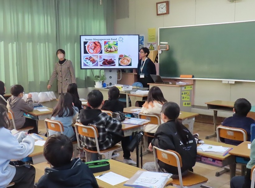小学校で授業をしているジョティさん