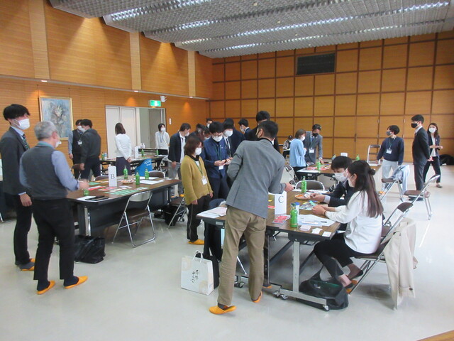 グループごとに分かれてSDGsカードをもとに話し合いをしている様子の写真