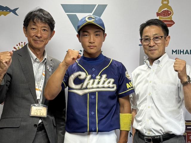 ガッツポーズをする山下温大さんと町長、教育長の様子