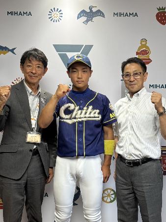 ガッツポーズをする山下温大さんと町長、教育長の様子