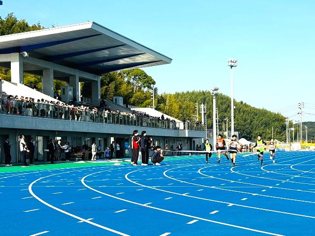 第35回美浜町小学校陸上競技大会でトラックを走った選手がゴールする瞬間