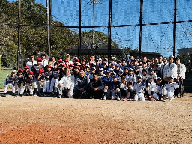 美浜町制70周年記念野球教室で参加者が集合写真を撮っている様子