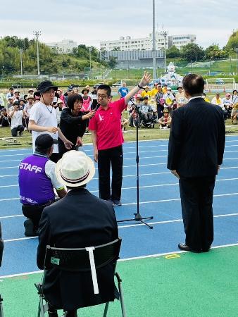 愛知県障害者スポーツ大会において、代表者が選手宣誓をしている様子