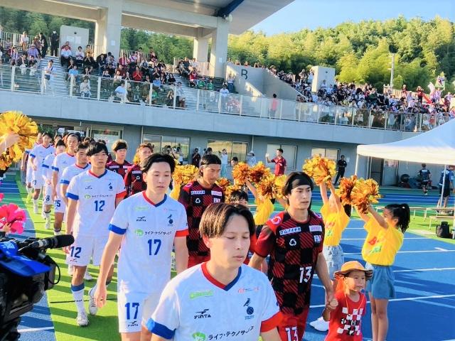 FC刈谷とVencerdor Mie United Clubの両選手がピッチに入場している様子