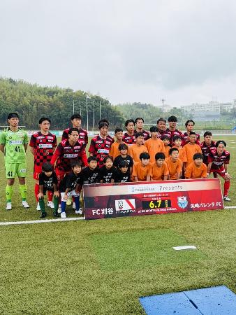 FC刈谷の選手とエスコートキッズが町長と写真に写っている様子