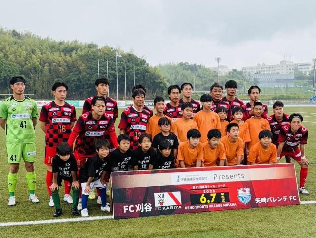 FC刈谷の選手とエスコートキッズが町長と写真に写っている様子
