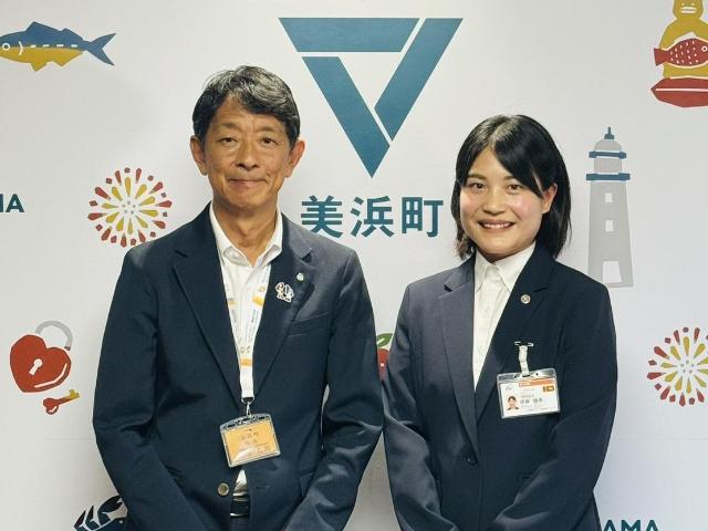 JICA海外協力隊としてスリランカへ派遣される伊藤柚季さんと町長が一緒に写っている写真