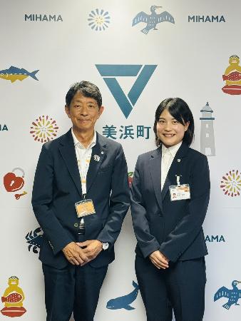 JICA海外協力隊としてスリランカへ派遣される伊藤柚季さんと町長が一緒に写っている写真