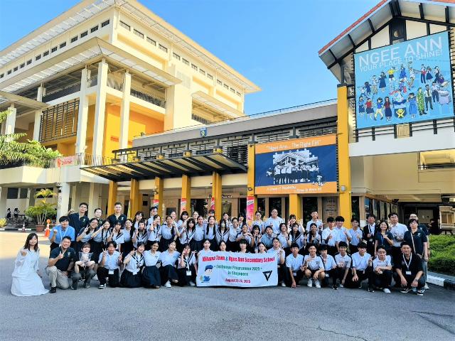2025年の美浜町フレンドシップ草の根国際交流の旅でニーアン中学校の前で撮った集合写真
